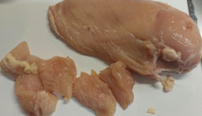 鶏むね肉をカットします