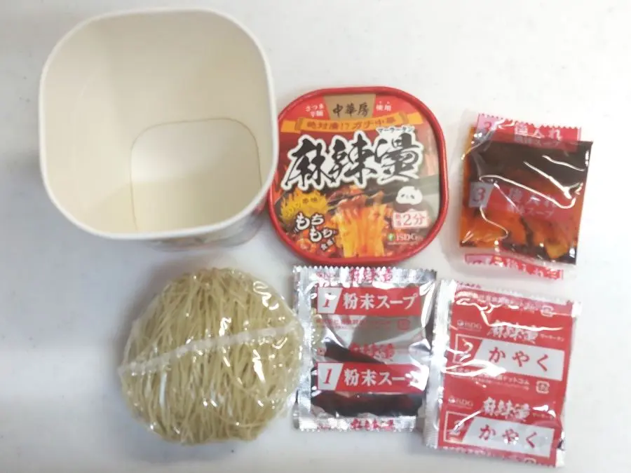 麻辣燙カップ麺を開封したところ
