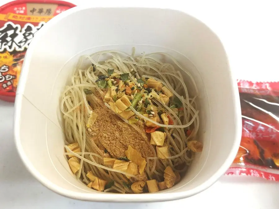 春雨、かやく、粉末スープ投入