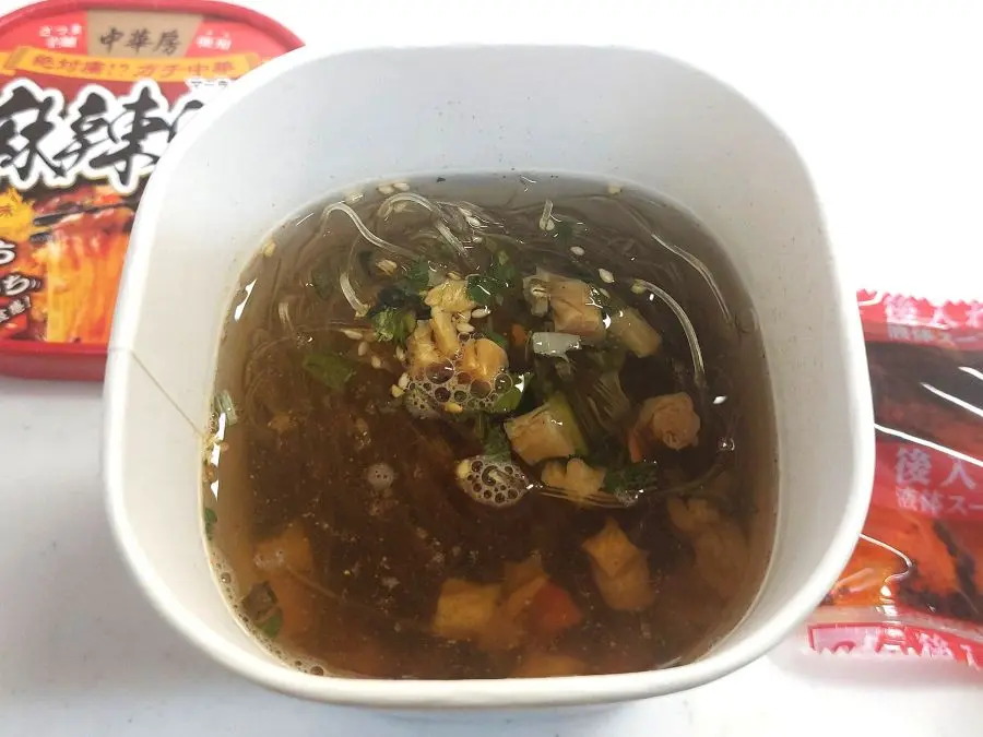 お湯を注ぎます